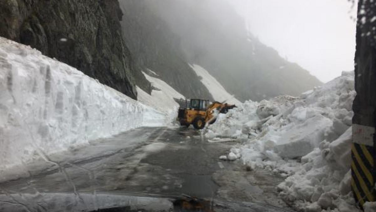 drumarii deszapezesc transfagarasanul cand va fi redeschis