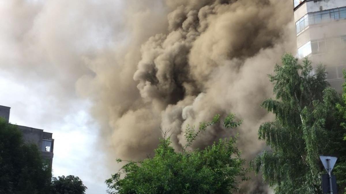 incendiul puternic din restaurantul de la parterul unui bloc din targu mures a fost stins primele