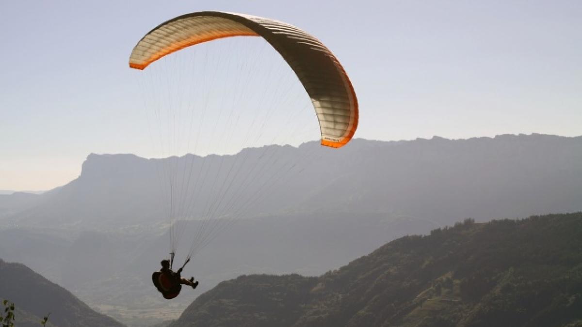 parapantist rus agatat intr un copac in zona sinaia