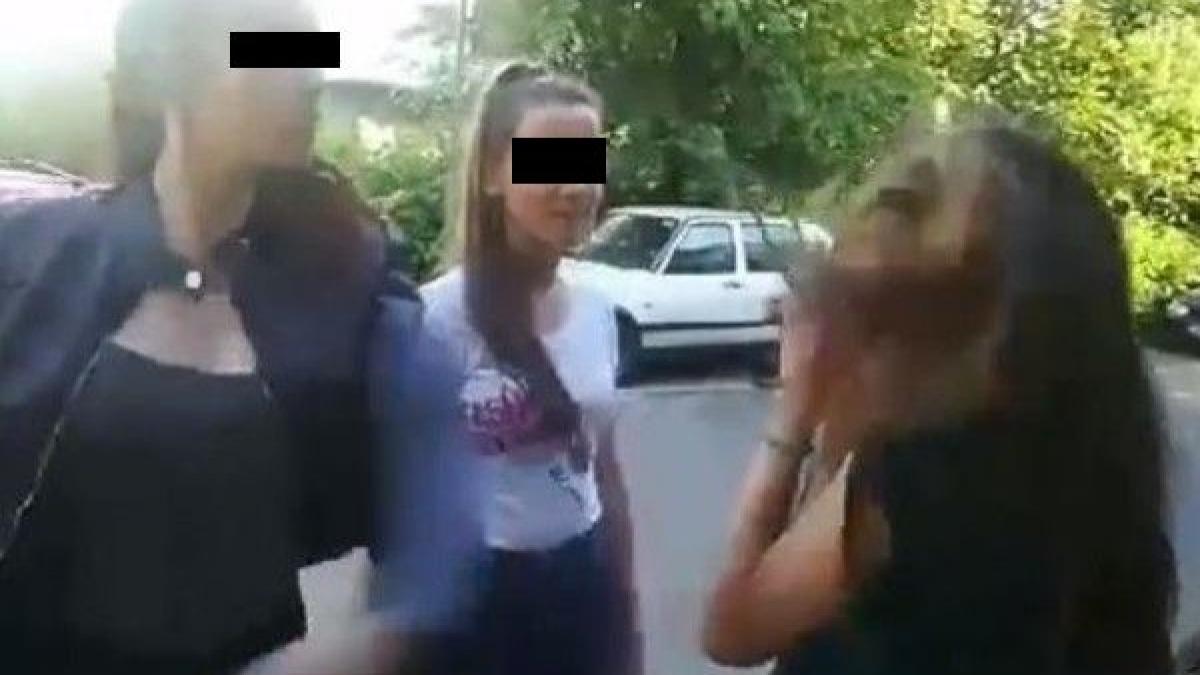 eleva batuta si umilita de doua colege la ploiesti scenele au fost filmate cu telefonul de un martor