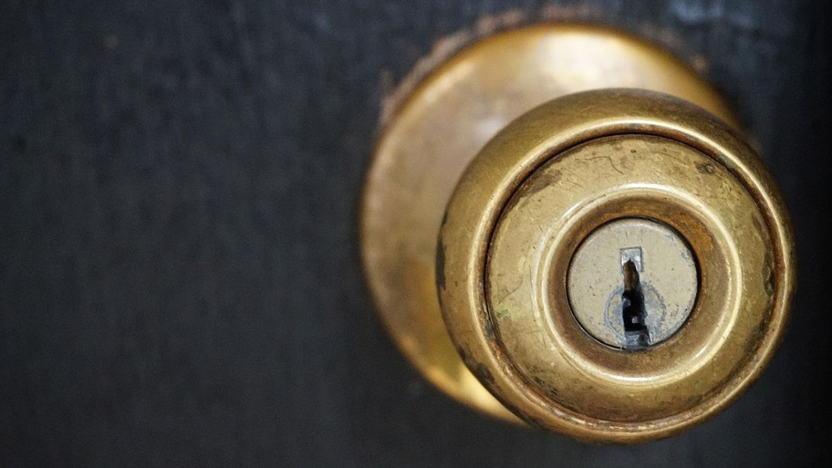 simtea un miros extrem de ciudat din camera de camin a colegei sale asa ca a decis sa intre a avut