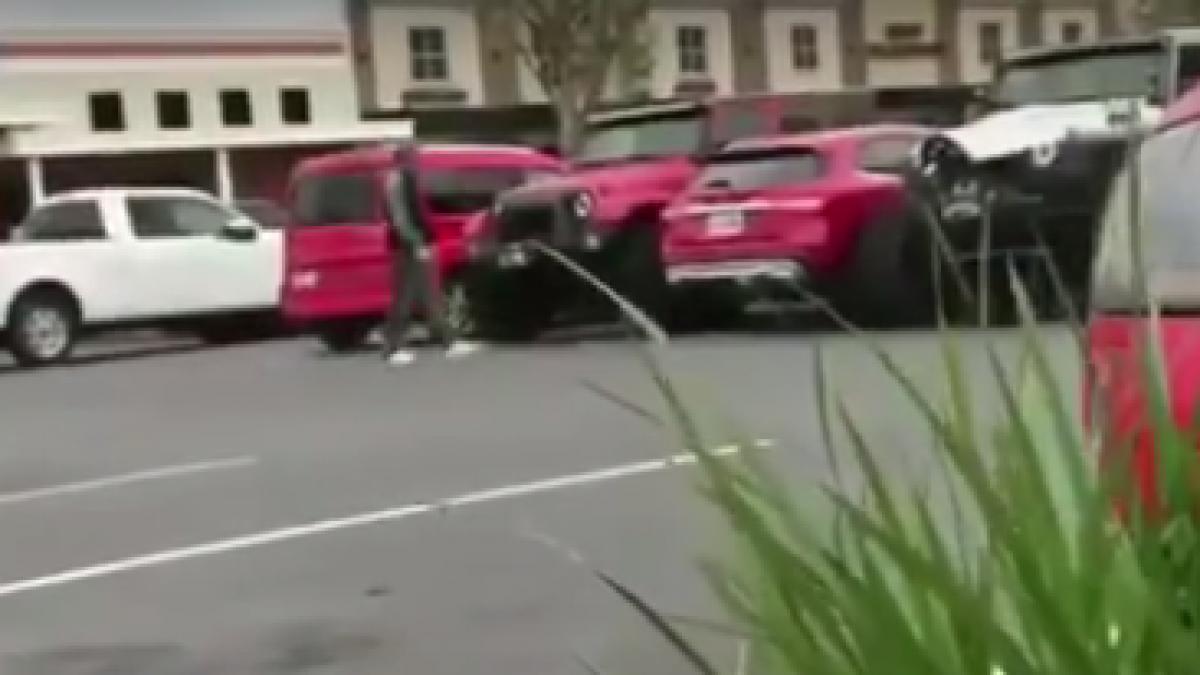 femeie tarata intr o parcare din botosani dupa ce s a bagat sub o masina