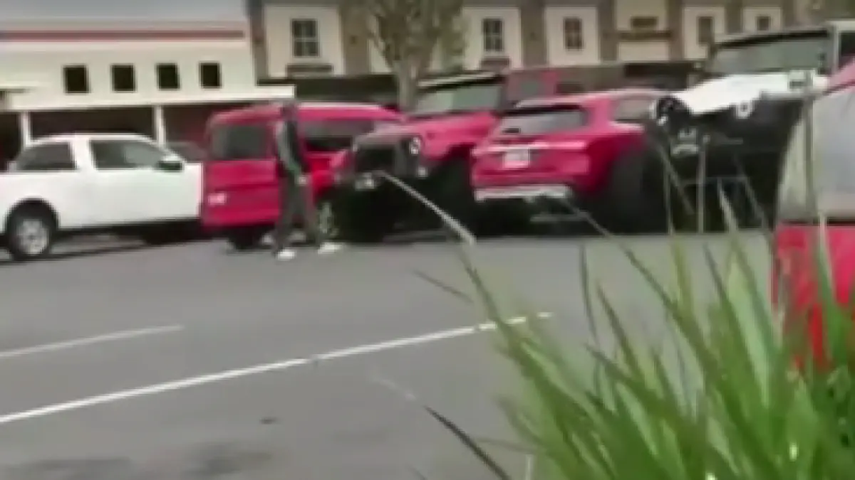 femeie tarata intr o parcare din botosani dupa ce s a bagat sub o masina