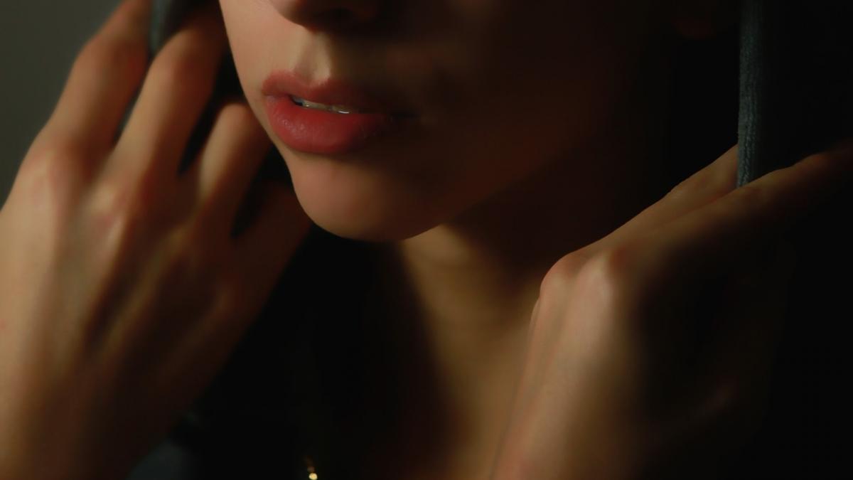 o adolescenta si a sedus tatal si a inceput o relatie incestuoasa cu el motivul este de a dreptul