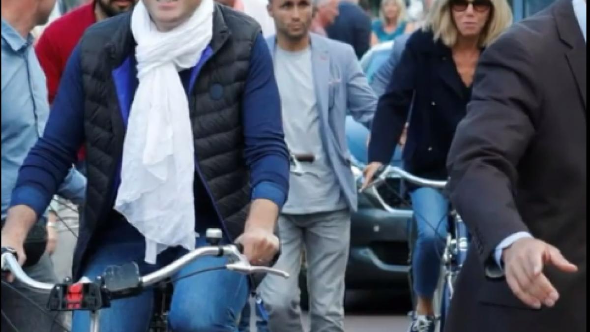presedintele frantei si prima doamna surprinsi in timp ce se plimbau pe biciclete video