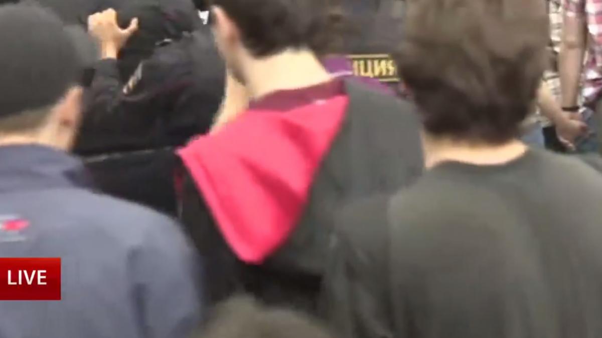 proteste uriase in aceste clipe politia intervine in forta