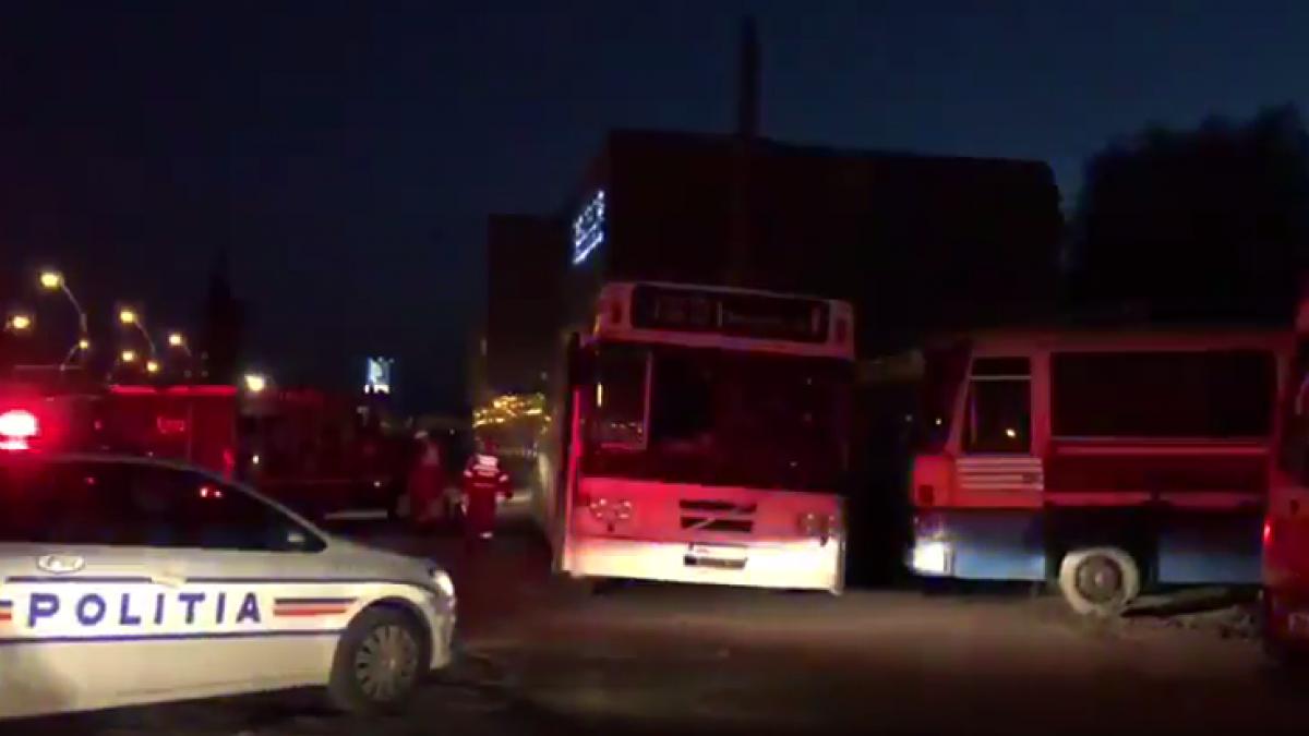 un autobuz a cazut peste el in timp ce incerca sa i schimbe o roata