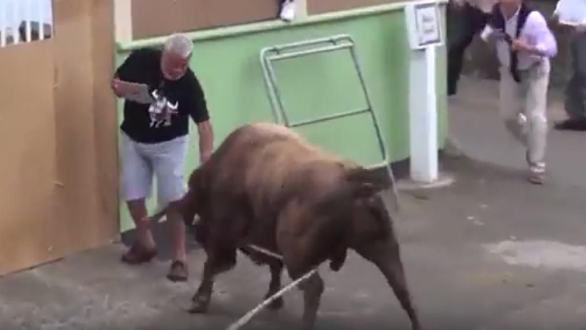 a incercat sa filmeze un taur dar animalul l a atacat barbatul era atat de concentrat incat nu a