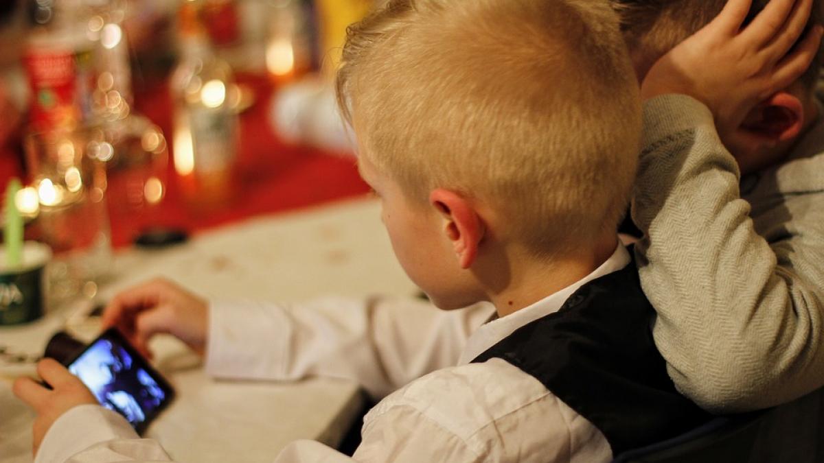 drogul la care sunt expusi copiii zilnic expert sa i dai un smartphone unui copil e ca si cum i ai