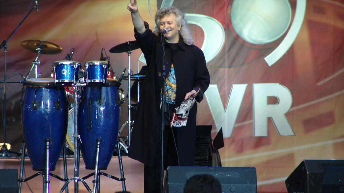 muzician si fost prezentator tv in stare grava dupa un accident cerebral