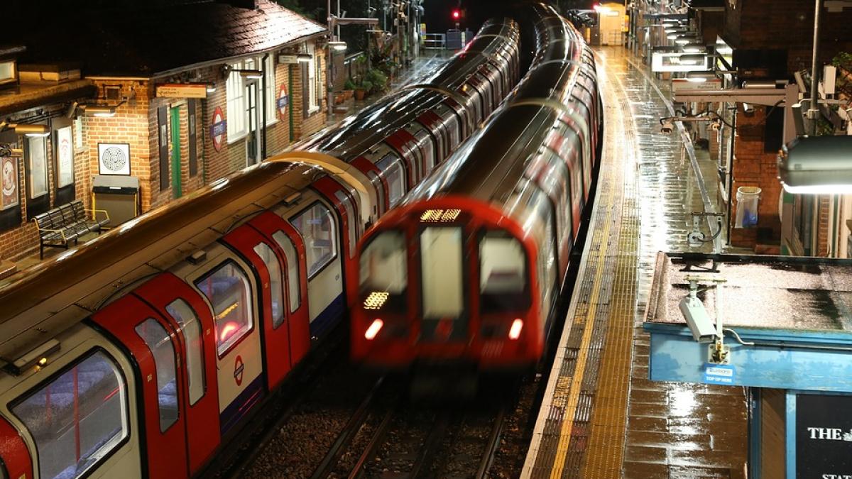 panica la londra un barbat a urcat intr un tren plin si a tipat cunosc teroristii din isis am o