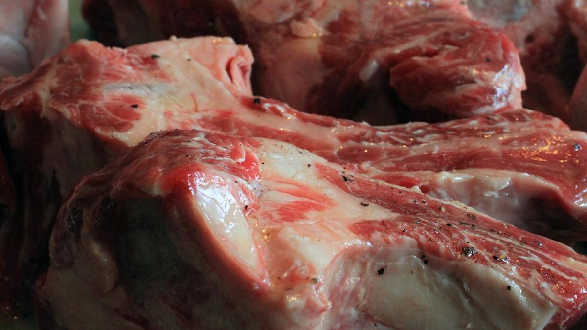 carne de caine retrasa de pe rafturile unui supermarket