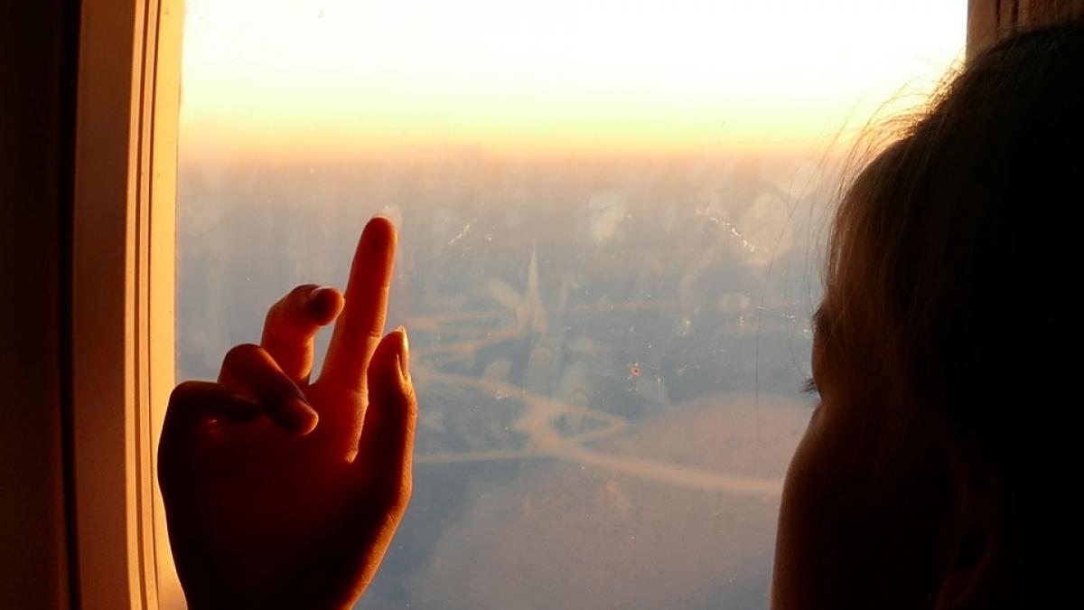 detaliul care iti poate salva viata de ce exista mici gauri in geamurile avioanelor