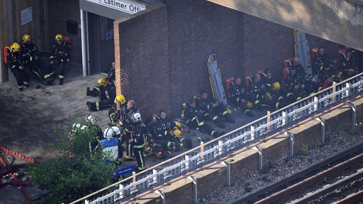 imagini cu eroii de la grenfell tower sute de pompieri si politisti se lupta de ore bune cu