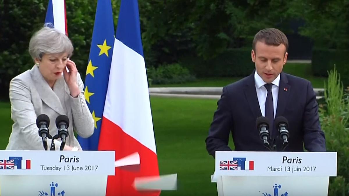 moment stanjenitor pentru theresa may in timpul intalnirii cu emmanuel macron video