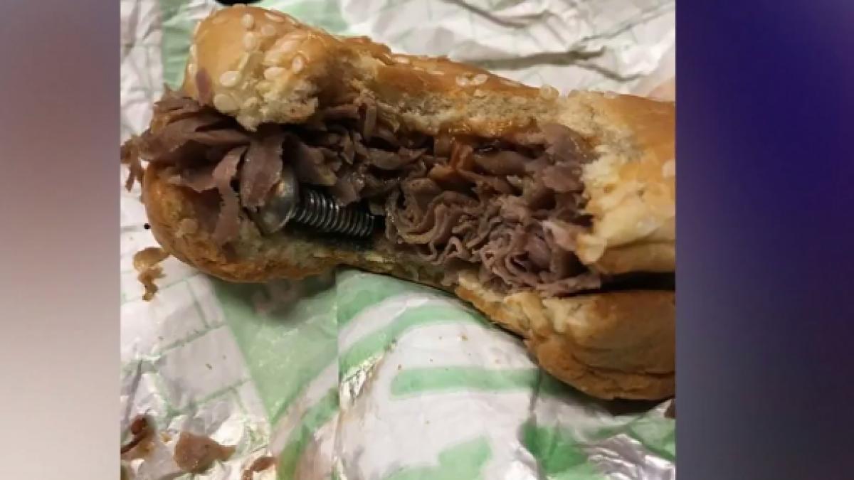 un politist a cumparat un sandvis dar a ramas socat cand a vazut ce era in el video