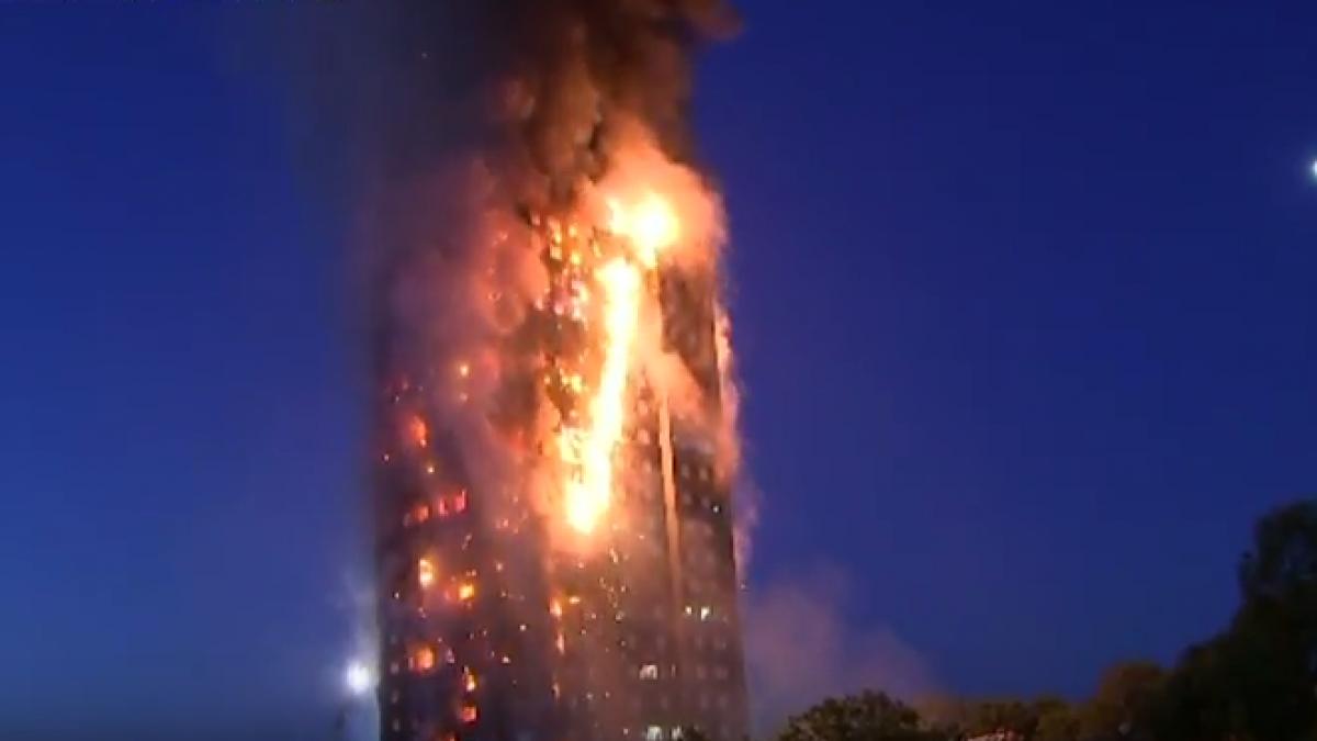 imagini dramatice din cladirea cuprinsa de flacari la londra o femeie a transmis live din
