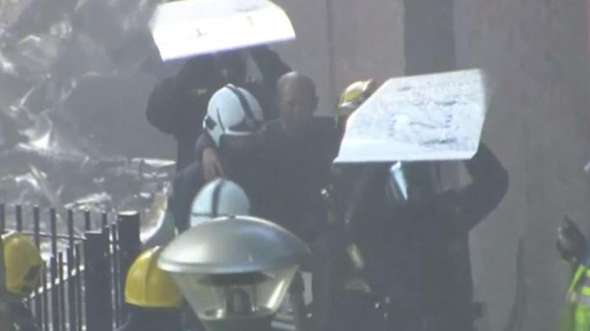 miracolul de la grenfell tower cum a fost scos un barbat de la etajul 11 dupa aproape 12 ore de la