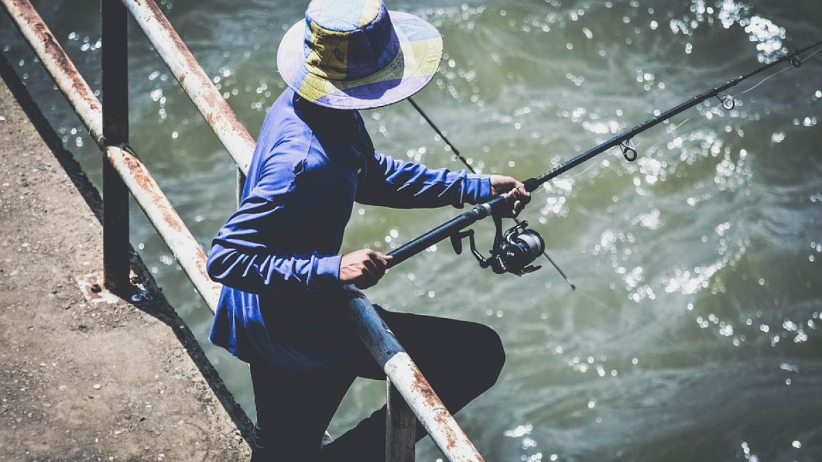 un barbat si a pescuit portofelul pierdut acum 25 de ani in acelasi loc ce a gasit in el