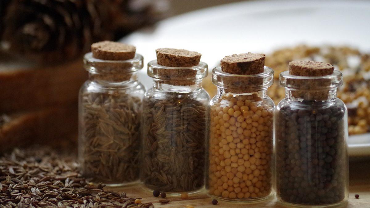 a adaugat doua linguri de seminte de mustar in cada si apoi a facut baie vei incerca si tu trucul