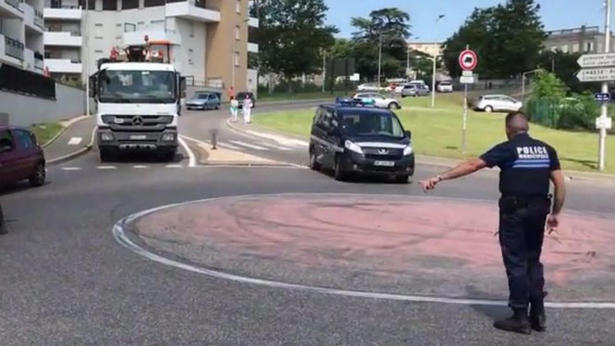 alerta de securitate in apropiere de lyon politia franceza a descoperit o masina plina cu butelii