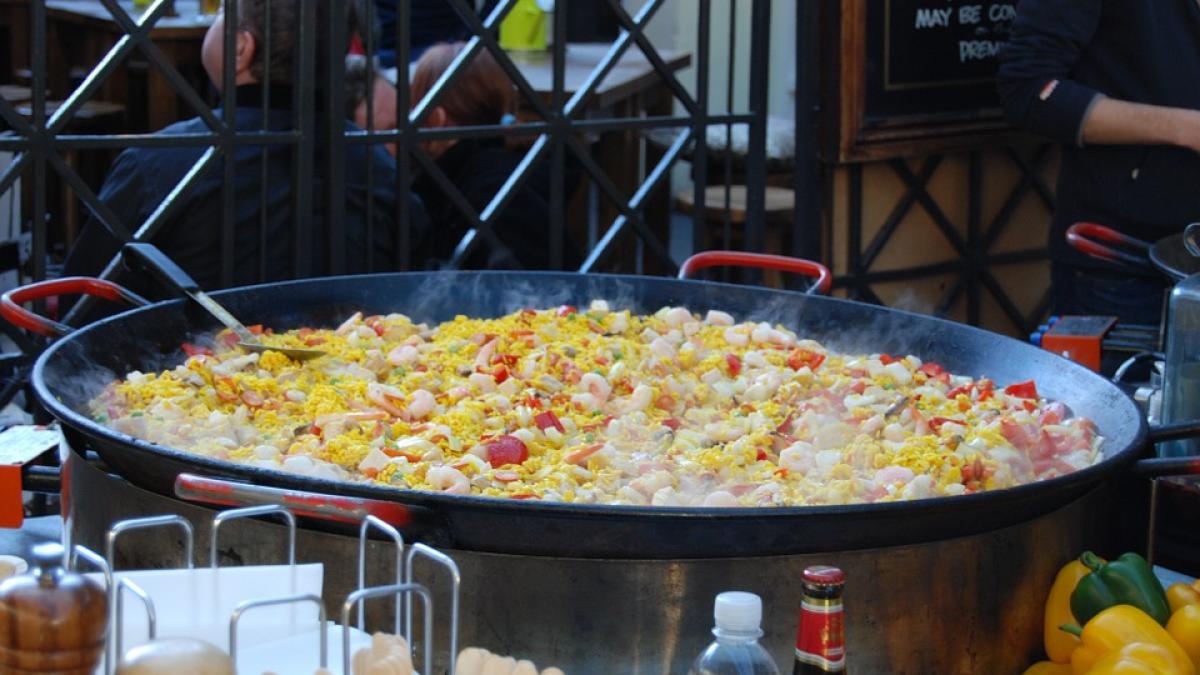 o chelnerita dezvaluie secretul socant din bucataria restaurantelor ce pun bucatarii in mancare