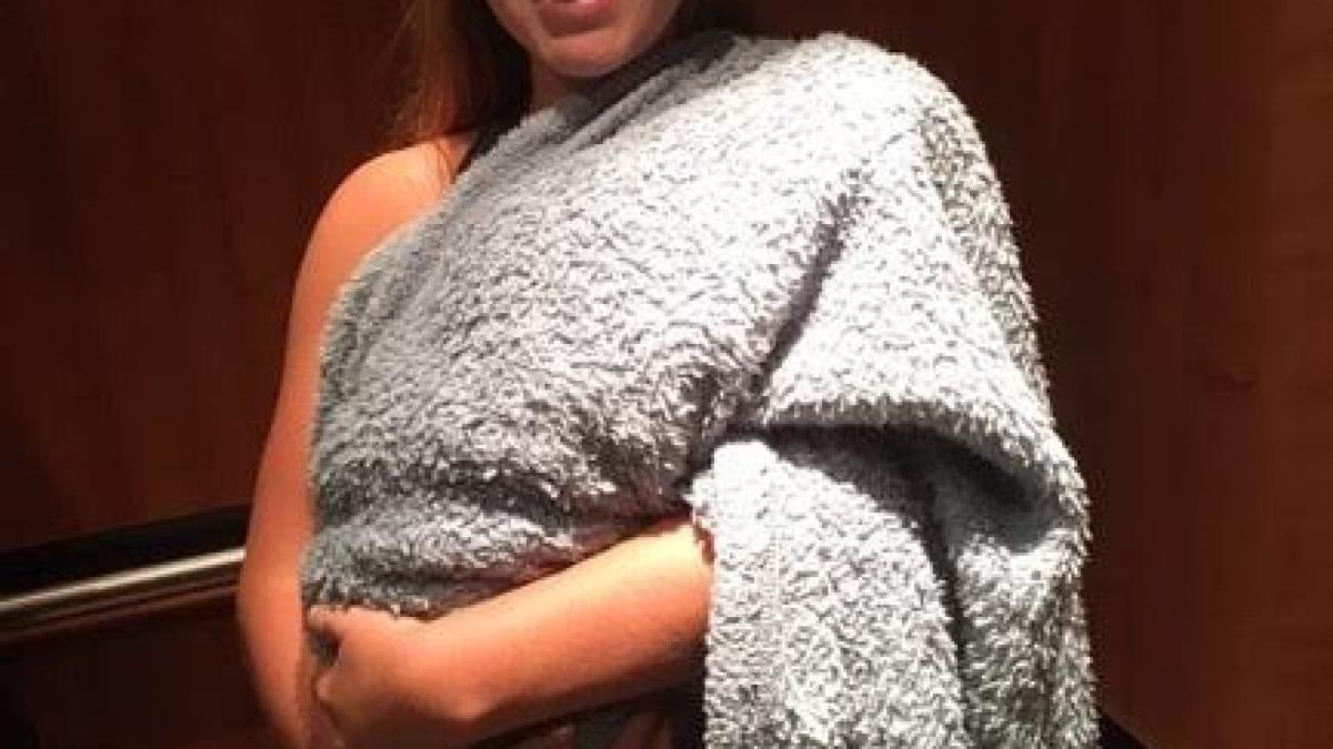 a mers sa isi vada bunica la spital si toata lumea credea ca este gravida fata a urcat in lift si