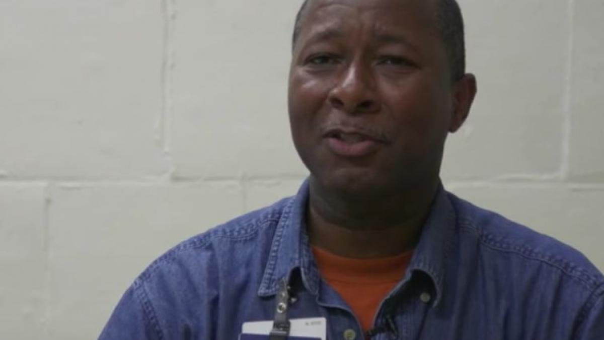 meseria lui este de a duce pacientii din salon in sala de operatie dar acest infirmier face mai