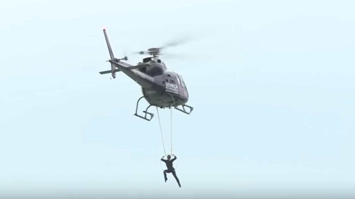 a zburat deasupra niagarei agatata de un elicopter video