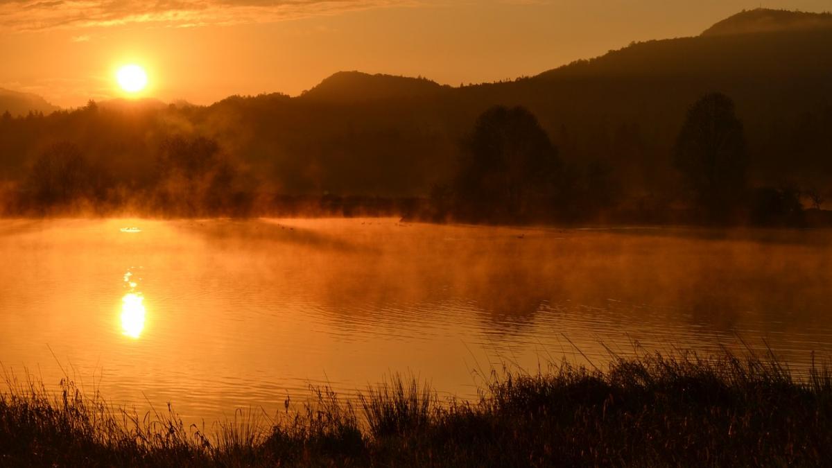 au mers pe marginea unui lac sa si consume iubirea cand ceva cumplit s a intamplat a fost prea