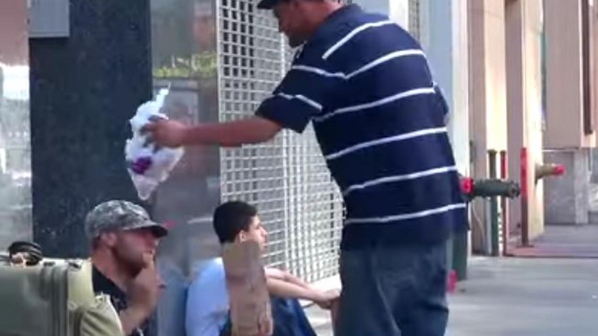 cersea pe strada cand un trecator i a turnat mancarea in cap ce a urmat este de a dreptul