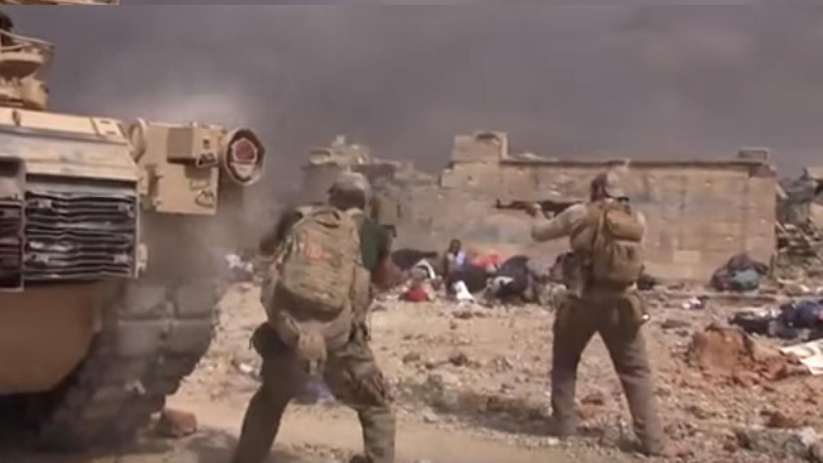 imagini socante un fost soldat s a strecurat printre gloante pentru a salva o fetita de isis video