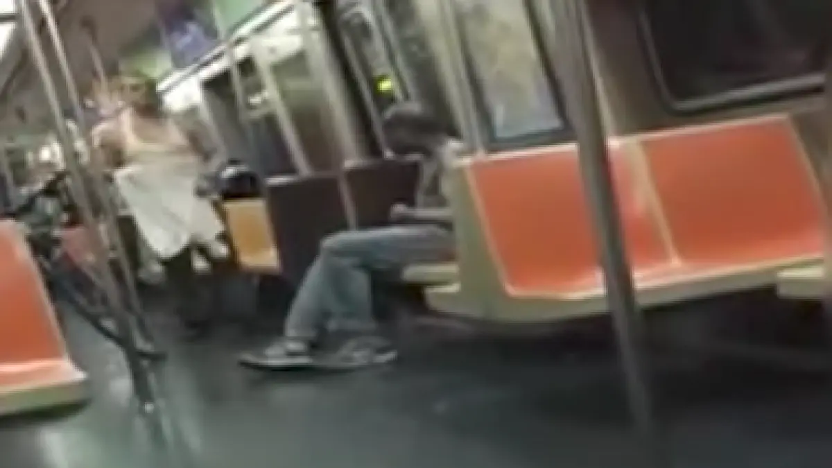 a vazut un barbat dezbracat in metrou s a apropiat de el si cineva a scos telefonul sa filmeze tot