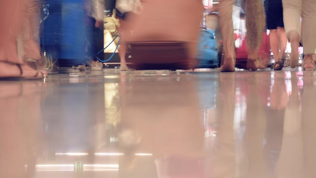 alerta pe un aeroport din sua toti pasagerii au fost evacuati un politist a fost ranit