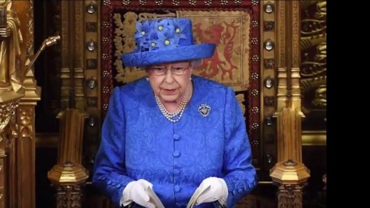 aparitie ciudata regina elisabeta a purtat culorile ue in timp ce citea programul guvernamental de
