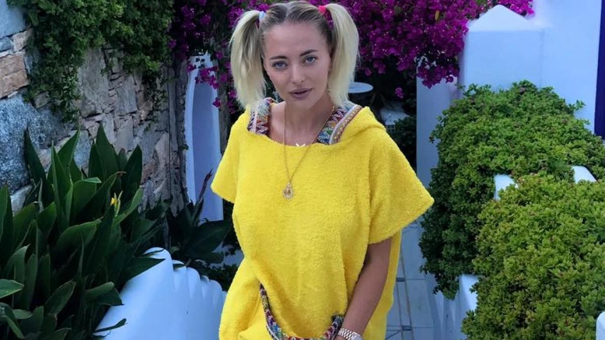 delia arata perfect in costum de baie imaginea de zeci de mii de like uri cum poti sa arati asa de