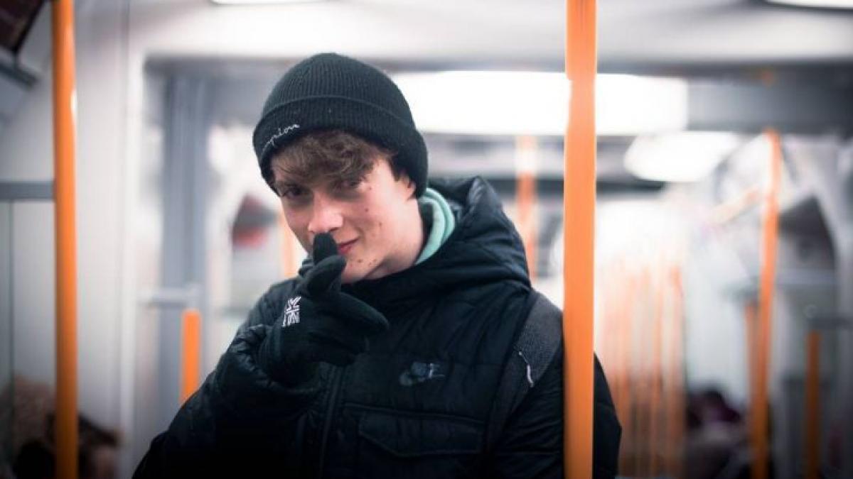 era in metrou cu mai multi prieteni cand a riscat totul pentru un selfie greseala i a fost fatala