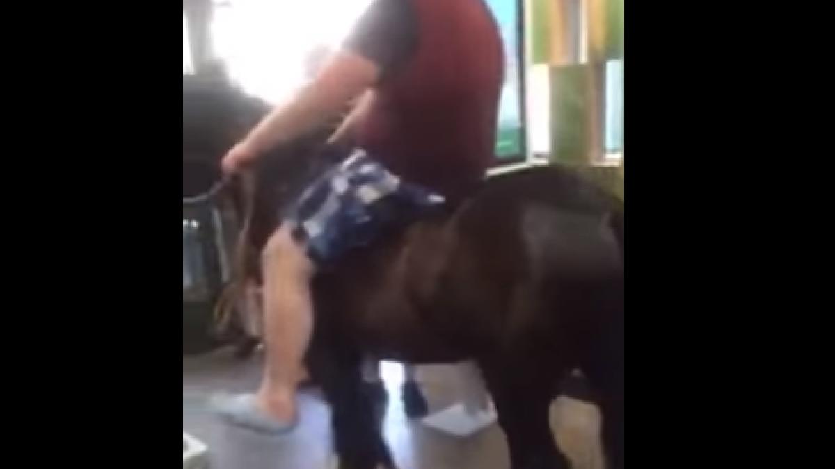 aparitie socanta intr un restaurant fast food cum au reactionat clientii video