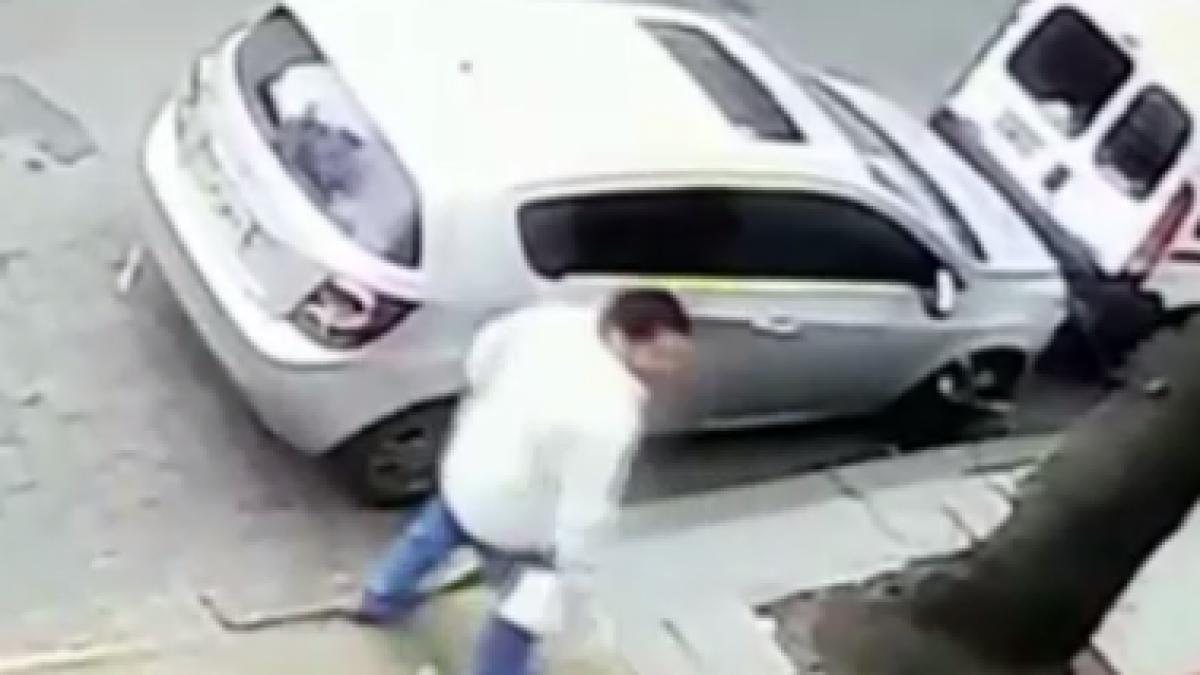 ce a putut face un barbat din disperare momentul a fost surprins de o camera de supraveghere foto