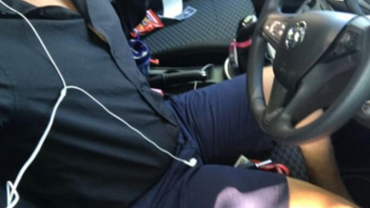 l au trimis acasa de la serviciu pentru ca era in pantaloni scurti cand s a intors la munca toti au