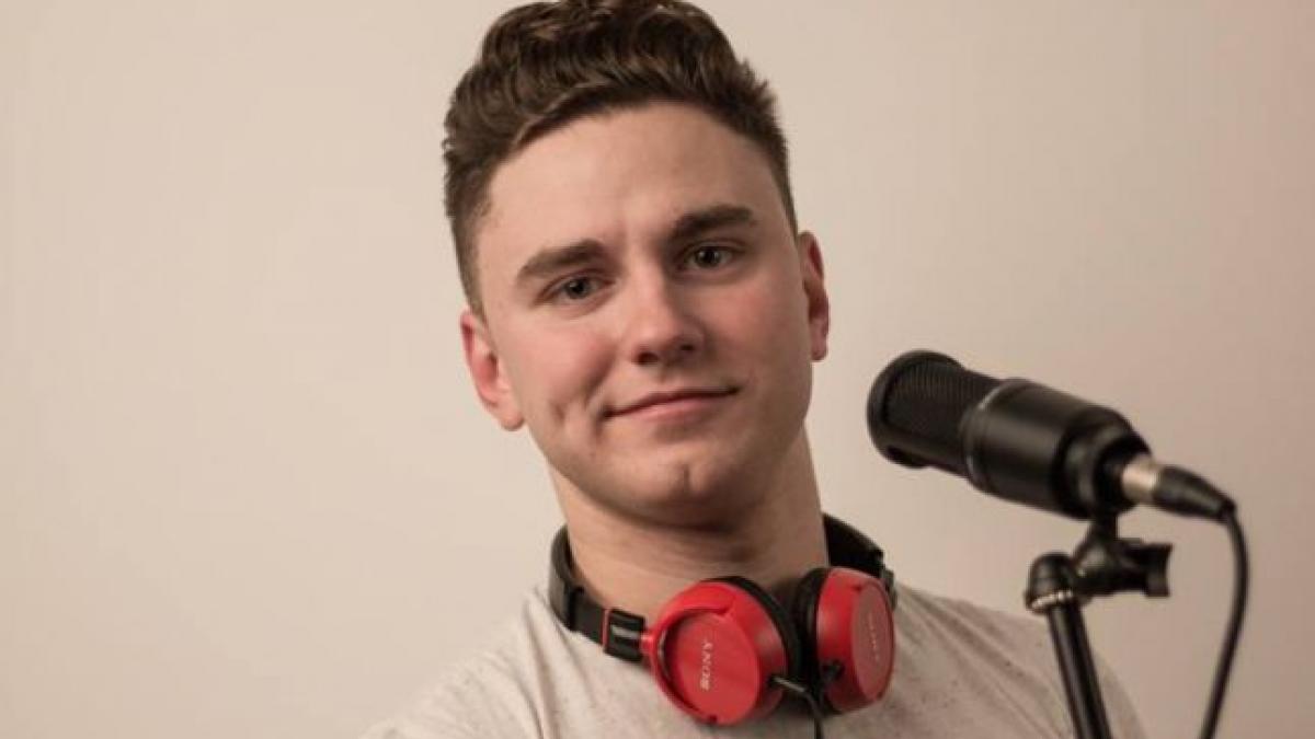 un roman canta o piesa de la ed sheeran in centrul orasului liverpool iar reactia oamenilor este