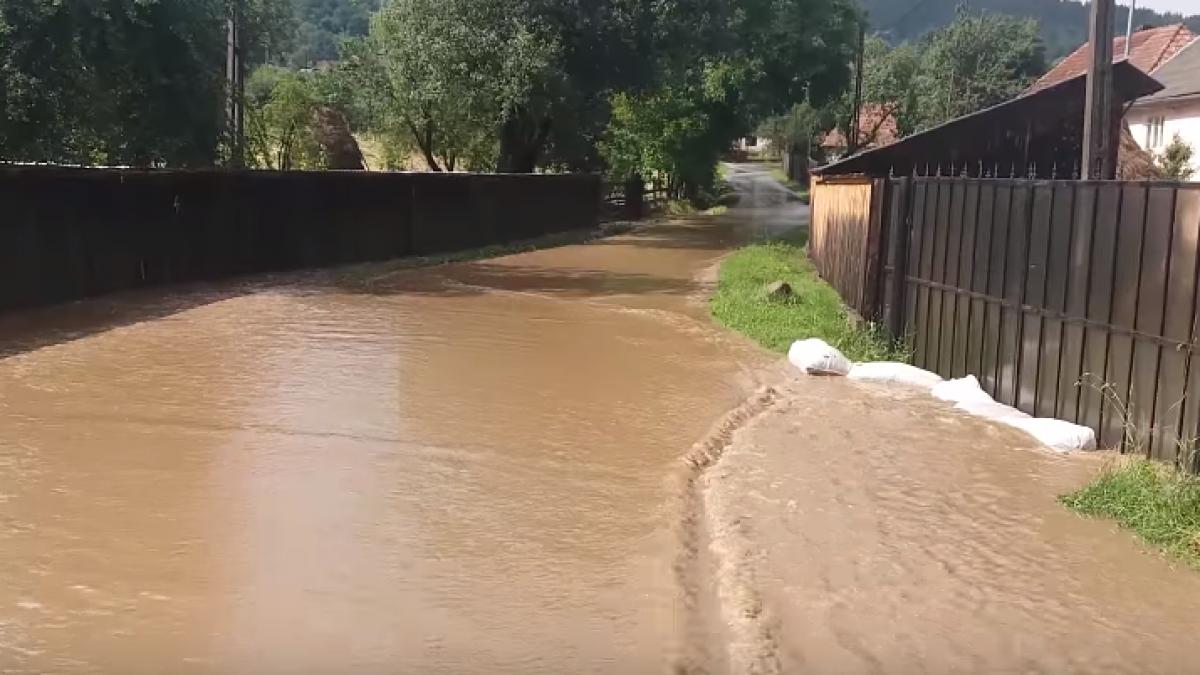 zeci de gospodarii din toata tara au fost inundate dupa furtuna de miercuri video
