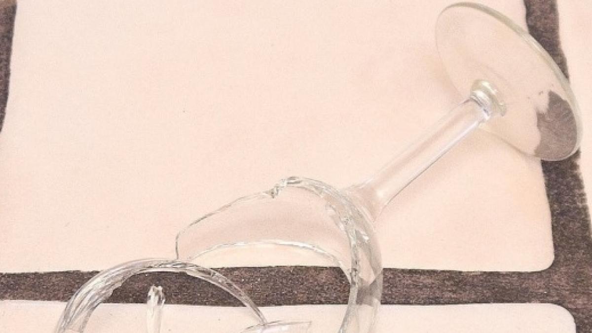 ai spart un pahar aceasta este cea mai simpla si eficienta metoda prin care poti aduna cioburile