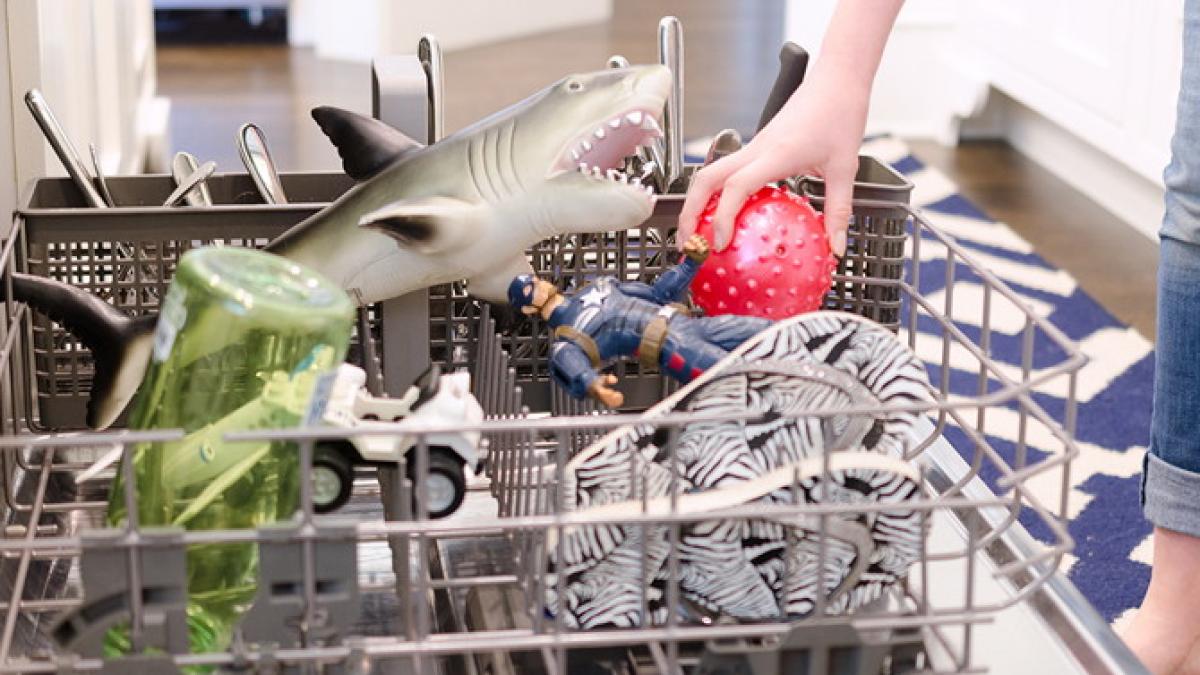 incredibil si a pus papucii de casa in masina de spalat vase apoi a pornit o ce s a intamplat la