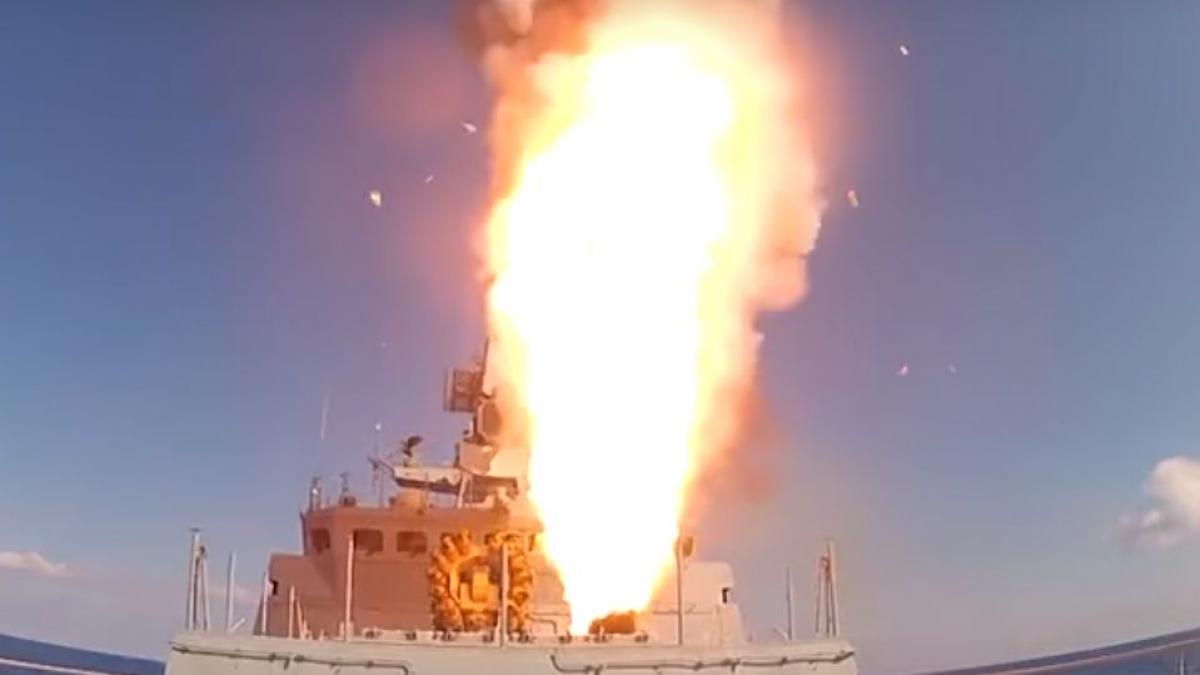 rusii au atacat cu rachete de croaziera trupele isis din siria video