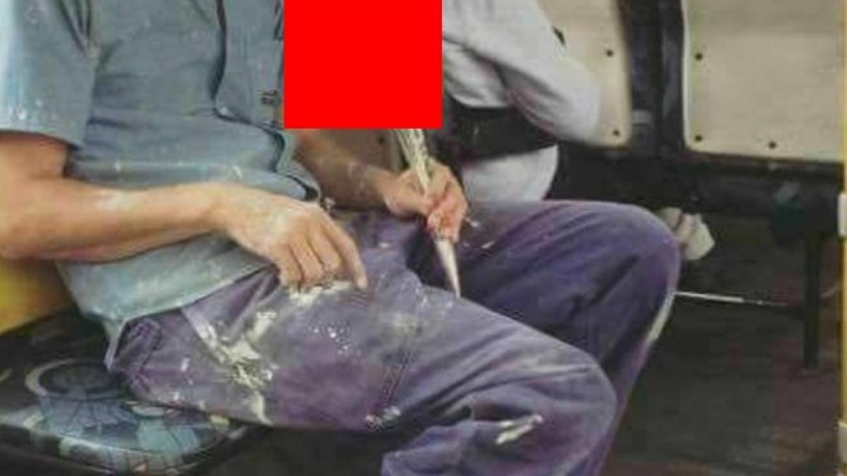 un muncitor cu pantalonii murdari s a asezat in autobuz toata lumea se uita la el am vazut cum unei