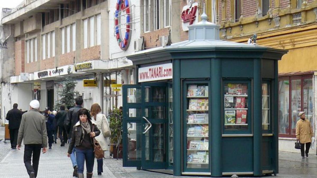 vanzarea de presa in sectorul 4 interzisa difuzorii de ziare protest spontan in fata primariei