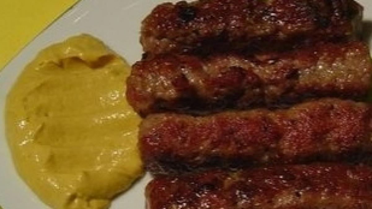 mari nereguli in satul de vacanta din mamaia carne de mici cu muste si mustar pastrat in cutii de