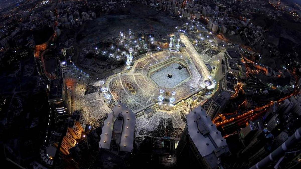 un barbat s a aruncat in aer la mecca langa marea moschee