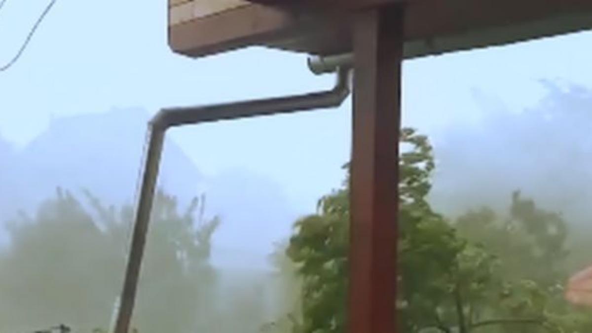 furtuna puternica in vestul tarii mai multe tir uri s au rasturnat luate pur si simplu pe sus de